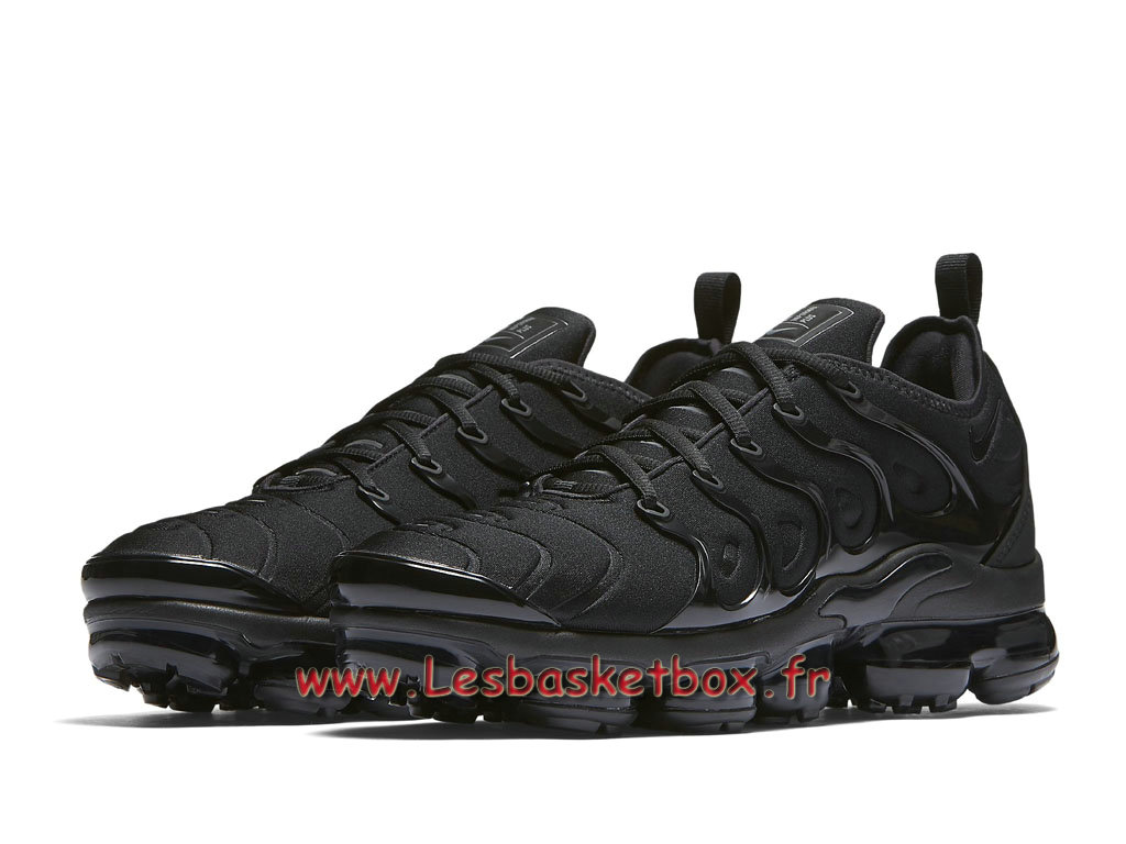 triple black vapormax tn